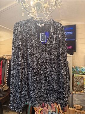 Black & White lined Printed V-Neck Long-Sleeve Blouse